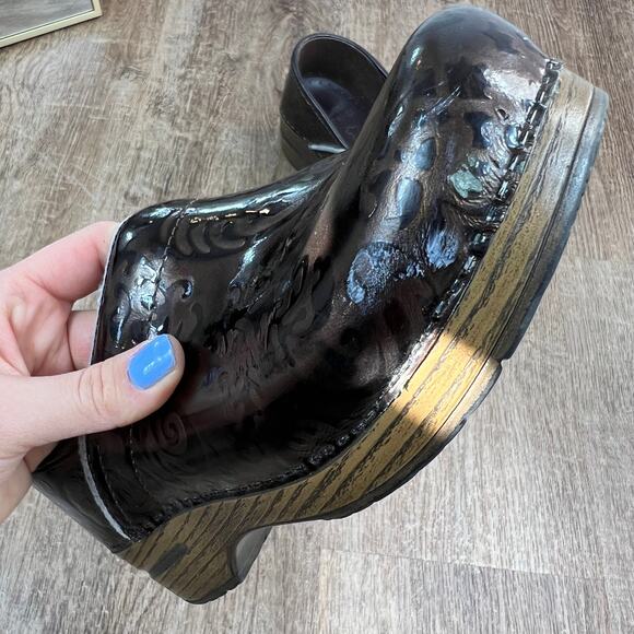 Dansko Filigree Floral Brown Leather Patent Comfort Clogs Size 38 - Picture 4 of 7